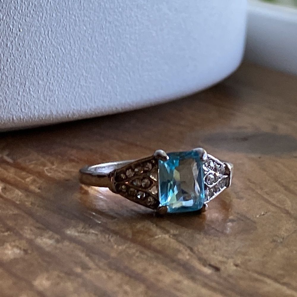 💛 18k White Gold Plated Blue & White CZ Ring